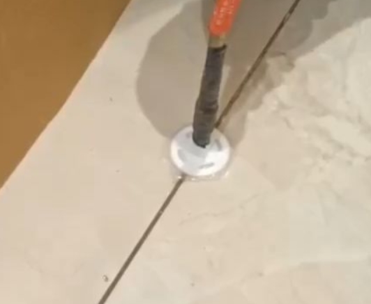 塔城瓷砖空鼓维修公司专业解答瓷砖在铺贴过程中，如果没有涂抹均匀到位的粘结材料（如水泥砂浆或瓷砖胶），可能会导致以下问题